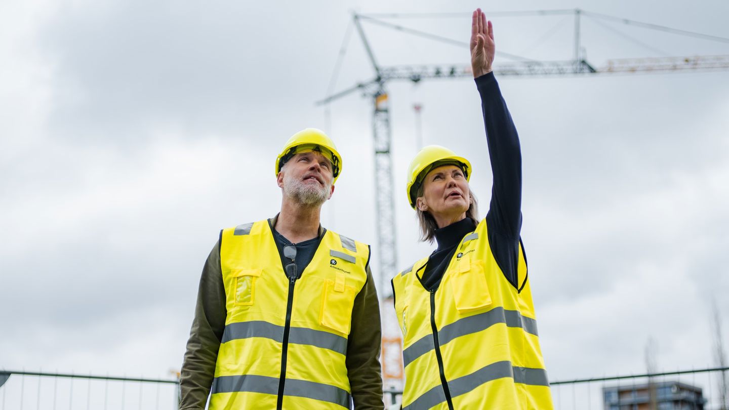 Illustrasjonsbilde av en mann som har på seg en t-skjorte som det står "verneombud" på 