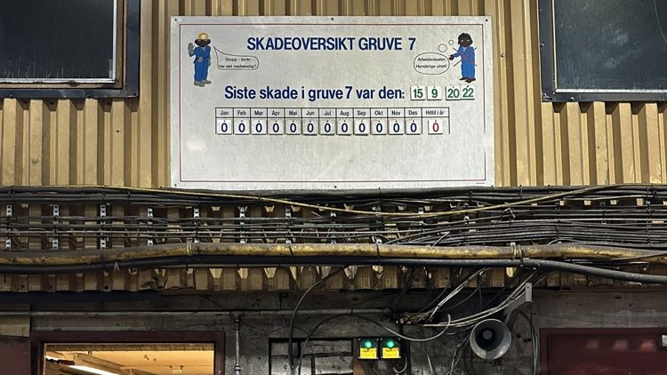 En tavle på veggen viser oversikt over antall skader per måned